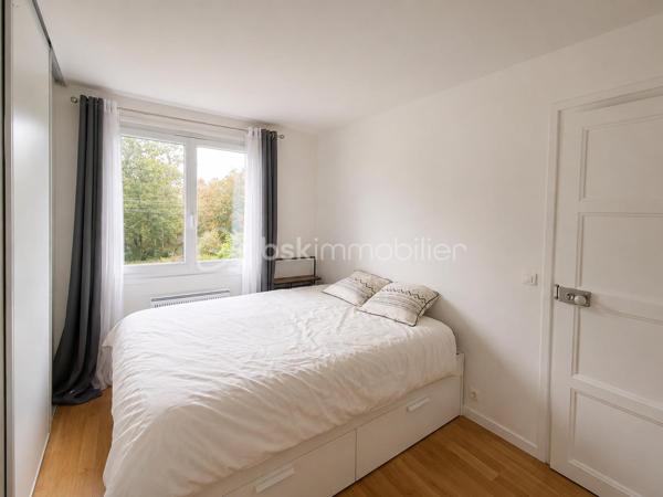 Bel appartement 2 pièces 33m2 en parfait état situé au 1er et dernier étage , vous n'avez plus qu'à poser vos valises.

Il se compose d'un séjour/cuisine , d'une grande chambre avec grand dressing et d'une belle salle d'eau avec douche et WC.

Bus 206,208 ou 308 à proximité immédiate pour rejoindre la gare du RER A ou RER E. 

Les atouts :

Bien clé en main
Faibles charges 
Calme
Traversant 

Idéal premier achat ou investisseur ( bonne rentabilité)