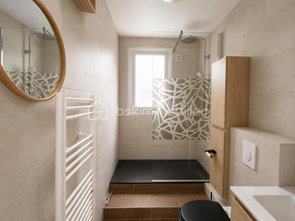 Bel appartement 2 pièces 33m2 en parfait état situé au 1er et dernier étage , vous n'avez plus qu'à poser vos valises.

Il se compose d'un séjour/cuisine , d'une grande chambre avec grand dressing et d'une belle salle d'eau avec douche et WC.

Bus 206,208 ou 308 à proximité immédiate pour rejoindre la gare du RER A ou RER E. 

Les atouts :

Bien clé en main
Faibles charges 
Calme
Traversant 

Idéal premier achat ou investisseur ( bonne rentabilité)