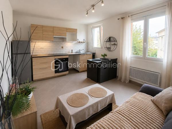 Bel appartement 2 pièces 33m2 en parfait état situé au 1er et dernier étage , vous n'avez plus qu'à poser vos valises.

Il se compose d'un séjour/cuisine , d'une grande chambre avec grand dressing et d'une belle salle d'eau avec douche et WC.

Bus 206,208 ou 308 à proximité immédiate pour rejoindre la gare du RER A ou RER E. 

Les atouts :

Bien clé en main
Faibles charges 
Calme
Traversant 

Idéal premier achat ou investisseur ( bonne rentabilité)