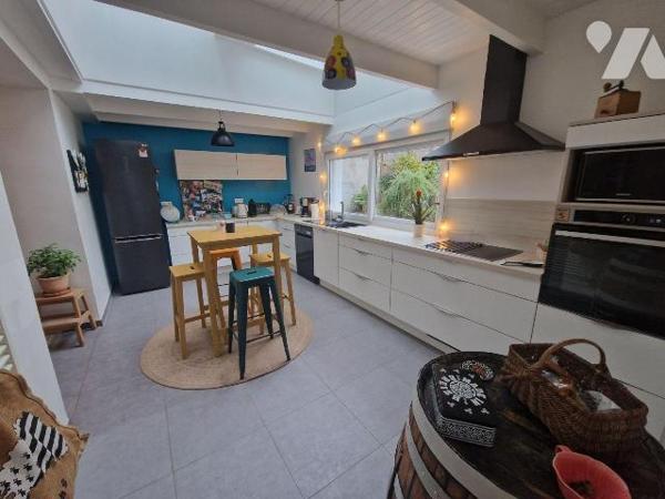 A VENDRE à QUIMPER, dans le quartier du Corniguel, charmante maison des années 60 rénovée d'une...