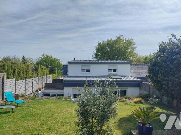 A VENDRE à QUIMPER, dans le quartier du Corniguel, charmante maison des années 60 rénovée d'une...