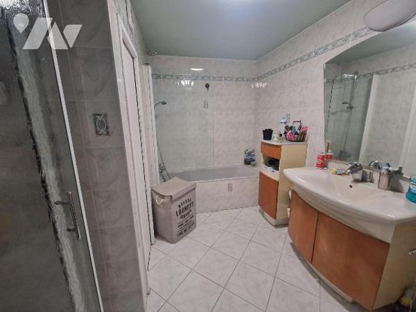 A VENDRE à QUIMPER, dans le quartier du Corniguel, charmante maison des années 60 rénovée d'une...