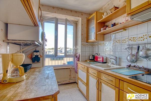 Versailles Notre-Dame Appartement 2 pièces 41m² situé au 5ème et dernier étage avec ascenseur €349 000 ** - Référence 26179