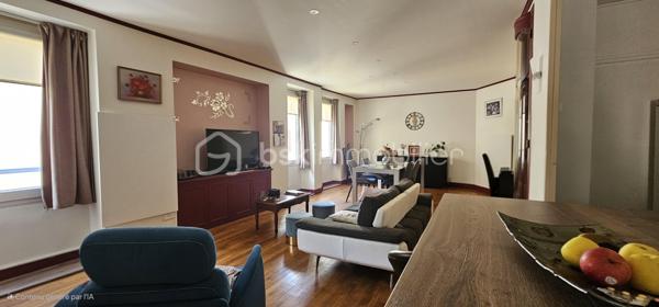 *** Maison de ville 120 m² avec garage ***Centre historique de CUSSET ancienne ville royale intimement liée à sa voisine VICHY*

 👉  Derrière sa façade typique , elle offre une belle distribution sur trois niveaux :

🔹 Au rez-de-chaussée : un spacieux garage privé , rare en centre-ville.
🔹 Au premier étage : un espace de vie lumineux avec salon, séjour et cuisine ouverte , Salle d'eau et WC — un ensemble harmonieux et accueillant.
🔹 À l’étage supérieur : 3 grandes chambres offrant volume et quiétude . Salle d'eau et WC

L’ensemble est en bon état général , prêt à accueillir ses nouveaux propriétaires.

💎 Les atouts :

✔ Crépis façade refait
✔ Chauffe eau thermodynamique Ventilation double flux
✔ Chauffage radiateurs électriques à Infrarouge + poêle à granules neufs
✔ Porte garage isolée et motorisée🪴
✔ Volets électrique solaire
✔ Raccordement Fibre optique

💫 Une belle opportunité pour vivre ou investir dans le cœur battant de la ville ❤️.