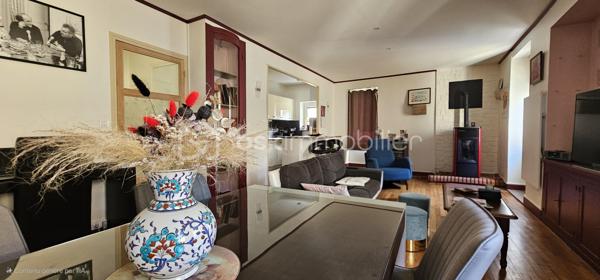 *** Maison de ville 120 m² avec garage ***Centre historique de CUSSET ancienne ville royale intimement liée à sa voisine VICHY*

 👉  Derrière sa façade typique , elle offre une belle distribution sur trois niveaux :

🔹 Au rez-de-chaussée : un spacieux garage privé , rare en centre-ville.
🔹 Au premier étage : un espace de vie lumineux avec salon, séjour et cuisine ouverte , Salle d'eau et WC — un ensemble harmonieux et accueillant.
🔹 À l’étage supérieur : 3 grandes chambres offrant volume et quiétude . Salle d'eau et WC

L’ensemble est en bon état général , prêt à accueillir ses nouveaux propriétaires.

💎 Les atouts :

✔ Crépis façade refait
✔ Chauffe eau thermodynamique Ventilation double flux
✔ Chauffage radiateurs électriques à Infrarouge + poêle à granules neufs
✔ Porte garage isolée et motorisée🪴
✔ Volets électrique solaire
✔ Raccordement Fibre optique

💫 Une belle opportunité pour vivre ou investir dans le cœur battant de la ville ❤️.