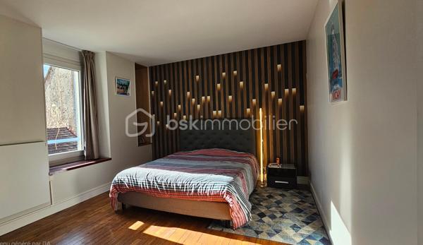 *** Maison de ville 120 m² avec garage ***Centre historique de CUSSET ancienne ville royale intimement liée à sa voisine VICHY*

 👉  Derrière sa façade typique , elle offre une belle distribution sur trois niveaux :

🔹 Au rez-de-chaussée : un spacieux garage privé , rare en centre-ville.
🔹 Au premier étage : un espace de vie lumineux avec salon, séjour et cuisine ouverte , Salle d'eau et WC — un ensemble harmonieux et accueillant.
🔹 À l’étage supérieur : 3 grandes chambres offrant volume et quiétude . Salle d'eau et WC

L’ensemble est en bon état général , prêt à accueillir ses nouveaux propriétaires.

💎 Les atouts :

✔ Crépis façade refait
✔ Chauffe eau thermodynamique Ventilation double flux
✔ Chauffage radiateurs électriques à Infrarouge + poêle à granules neufs
✔ Porte garage isolée et motorisée🪴
✔ Volets électrique solaire
✔ Raccordement Fibre optique

💫 Une belle opportunité pour vivre ou investir dans le cœur battant de la ville ❤️.