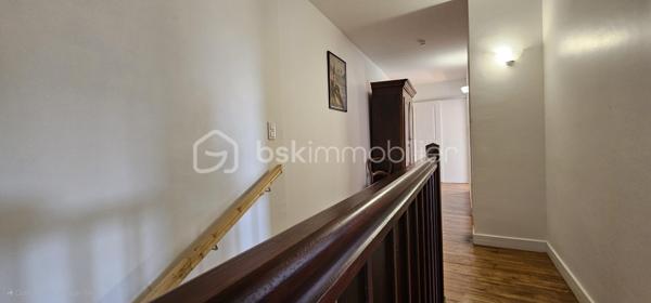 *** Maison de ville 120 m² avec garage ***Centre historique de CUSSET ancienne ville royale intimement liée à sa voisine VICHY*

 👉  Derrière sa façade typique , elle offre une belle distribution sur trois niveaux :

🔹 Au rez-de-chaussée : un spacieux garage privé , rare en centre-ville.
🔹 Au premier étage : un espace de vie lumineux avec salon, séjour et cuisine ouverte , Salle d'eau et WC — un ensemble harmonieux et accueillant.
🔹 À l’étage supérieur : 3 grandes chambres offrant volume et quiétude . Salle d'eau et WC

L’ensemble est en bon état général , prêt à accueillir ses nouveaux propriétaires.

💎 Les atouts :

✔ Crépis façade refait
✔ Chauffe eau thermodynamique Ventilation double flux
✔ Chauffage radiateurs électriques à Infrarouge + poêle à granules neufs
✔ Porte garage isolée et motorisée🪴
✔ Volets électrique solaire
✔ Raccordement Fibre optique

💫 Une belle opportunité pour vivre ou investir dans le cœur battant de la ville ❤️.