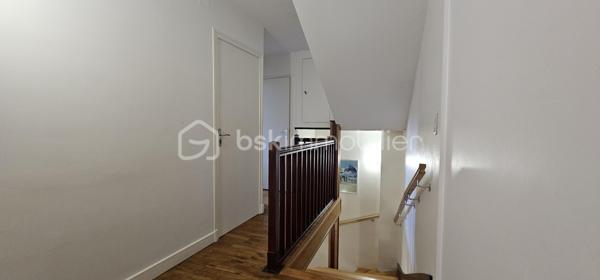 *** Maison de ville 120 m² avec garage ***Centre historique de CUSSET ancienne ville royale intimement liée à sa voisine VICHY*

 👉  Derrière sa façade typique , elle offre une belle distribution sur trois niveaux :

🔹 Au rez-de-chaussée : un spacieux garage privé , rare en centre-ville.
🔹 Au premier étage : un espace de vie lumineux avec salon, séjour et cuisine ouverte , Salle d'eau et WC — un ensemble harmonieux et accueillant.
🔹 À l’étage supérieur : 3 grandes chambres offrant volume et quiétude . Salle d'eau et WC

L’ensemble est en bon état général , prêt à accueillir ses nouveaux propriétaires.

💎 Les atouts :

✔ Crépis façade refait
✔ Chauffe eau thermodynamique Ventilation double flux
✔ Chauffage radiateurs électriques à Infrarouge + poêle à granules neufs
✔ Porte garage isolée et motorisée🪴
✔ Volets électrique solaire
✔ Raccordement Fibre optique

💫 Une belle opportunité pour vivre ou investir dans le cœur battant de la ville ❤️.