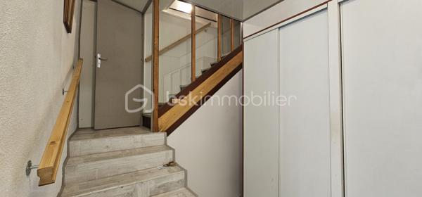*** Maison de ville 120 m² avec garage ***Centre historique de CUSSET ancienne ville royale intimement liée à sa voisine VICHY*

 👉  Derrière sa façade typique , elle offre une belle distribution sur trois niveaux :

🔹 Au rez-de-chaussée : un spacieux garage privé , rare en centre-ville.
🔹 Au premier étage : un espace de vie lumineux avec salon, séjour et cuisine ouverte , Salle d'eau et WC — un ensemble harmonieux et accueillant.
🔹 À l’étage supérieur : 3 grandes chambres offrant volume et quiétude . Salle d'eau et WC

L’ensemble est en bon état général , prêt à accueillir ses nouveaux propriétaires.

💎 Les atouts :

✔ Crépis façade refait
✔ Chauffe eau thermodynamique Ventilation double flux
✔ Chauffage radiateurs électriques à Infrarouge + poêle à granules neufs
✔ Porte garage isolée et motorisée🪴
✔ Volets électrique solaire
✔ Raccordement Fibre optique

💫 Une belle opportunité pour vivre ou investir dans le cœur battant de la ville ❤️.