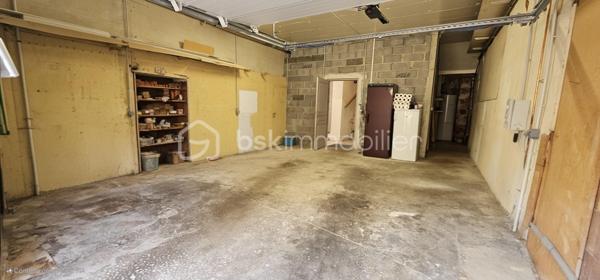 *** Maison de ville 120 m² avec garage ***Centre historique de CUSSET ancienne ville royale intimement liée à sa voisine VICHY*

 👉  Derrière sa façade typique , elle offre une belle distribution sur trois niveaux :

🔹 Au rez-de-chaussée : un spacieux garage privé , rare en centre-ville.
🔹 Au premier étage : un espace de vie lumineux avec salon, séjour et cuisine ouverte , Salle d'eau et WC — un ensemble harmonieux et accueillant.
🔹 À l’étage supérieur : 3 grandes chambres offrant volume et quiétude . Salle d'eau et WC

L’ensemble est en bon état général , prêt à accueillir ses nouveaux propriétaires.

💎 Les atouts :

✔ Crépis façade refait
✔ Chauffe eau thermodynamique Ventilation double flux
✔ Chauffage radiateurs électriques à Infrarouge + poêle à granules neufs
✔ Porte garage isolée et motorisée🪴
✔ Volets électrique solaire
✔ Raccordement Fibre optique

💫 Une belle opportunité pour vivre ou investir dans le cœur battant de la ville ❤️.