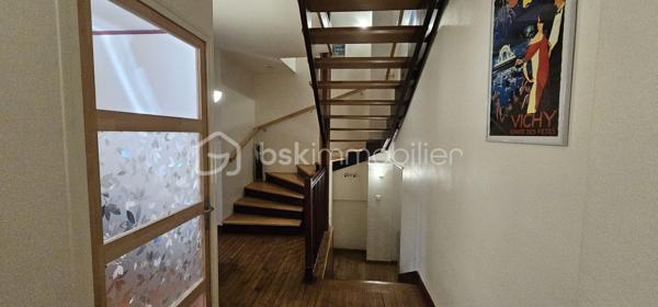 *** Maison de ville 120 m² avec garage ***Centre historique de CUSSET ancienne ville royale intimement liée à sa voisine VICHY*

 👉  Derrière sa façade typique , elle offre une belle distribution sur trois niveaux :

🔹 Au rez-de-chaussée : un spacieux garage privé , rare en centre-ville.
🔹 Au premier étage : un espace de vie lumineux avec salon, séjour et cuisine ouverte , Salle d'eau et WC — un ensemble harmonieux et accueillant.
🔹 À l’étage supérieur : 3 grandes chambres offrant volume et quiétude . Salle d'eau et WC

L’ensemble est en bon état général , prêt à accueillir ses nouveaux propriétaires.

💎 Les atouts :

✔ Crépis façade refait
✔ Chauffe eau thermodynamique Ventilation double flux
✔ Chauffage radiateurs électriques à Infrarouge + poêle à granules neufs
✔ Porte garage isolée et motorisée🪴
✔ Volets électrique solaire
✔ Raccordement Fibre optique

💫 Une belle opportunité pour vivre ou investir dans le cœur battant de la ville ❤️.