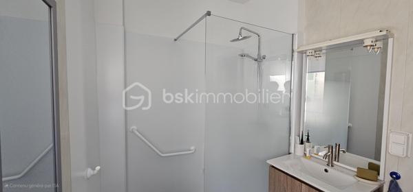*** Maison de ville 120 m² avec garage ***Centre historique de CUSSET ancienne ville royale intimement liée à sa voisine VICHY*

 👉  Derrière sa façade typique , elle offre une belle distribution sur trois niveaux :

🔹 Au rez-de-chaussée : un spacieux garage privé , rare en centre-ville.
🔹 Au premier étage : un espace de vie lumineux avec salon, séjour et cuisine ouverte , Salle d'eau et WC — un ensemble harmonieux et accueillant.
🔹 À l’étage supérieur : 3 grandes chambres offrant volume et quiétude . Salle d'eau et WC

L’ensemble est en bon état général , prêt à accueillir ses nouveaux propriétaires.

💎 Les atouts :

✔ Crépis façade refait
✔ Chauffe eau thermodynamique Ventilation double flux
✔ Chauffage radiateurs électriques à Infrarouge + poêle à granules neufs
✔ Porte garage isolée et motorisée🪴
✔ Volets électrique solaire
✔ Raccordement Fibre optique

💫 Une belle opportunité pour vivre ou investir dans le cœur battant de la ville ❤️.
