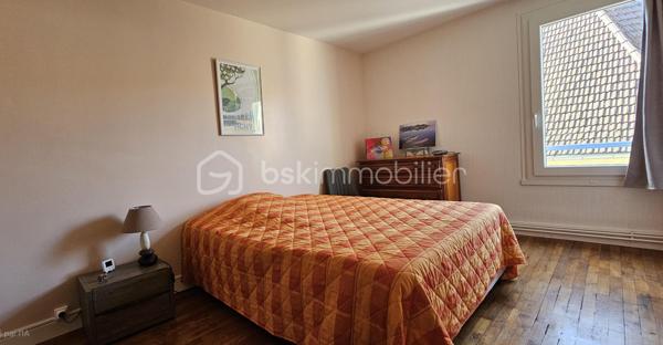 *** Maison de ville 120 m² avec garage ***Centre historique de CUSSET ancienne ville royale intimement liée à sa voisine VICHY*

 👉  Derrière sa façade typique , elle offre une belle distribution sur trois niveaux :

🔹 Au rez-de-chaussée : un spacieux garage privé , rare en centre-ville.
🔹 Au premier étage : un espace de vie lumineux avec salon, séjour et cuisine ouverte , Salle d'eau et WC — un ensemble harmonieux et accueillant.
🔹 À l’étage supérieur : 3 grandes chambres offrant volume et quiétude . Salle d'eau et WC

L’ensemble est en bon état général , prêt à accueillir ses nouveaux propriétaires.

💎 Les atouts :

✔ Crépis façade refait
✔ Chauffe eau thermodynamique Ventilation double flux
✔ Chauffage radiateurs électriques à Infrarouge + poêle à granules neufs
✔ Porte garage isolée et motorisée🪴
✔ Volets électrique solaire
✔ Raccordement Fibre optique

💫 Une belle opportunité pour vivre ou investir dans le cœur battant de la ville ❤️.