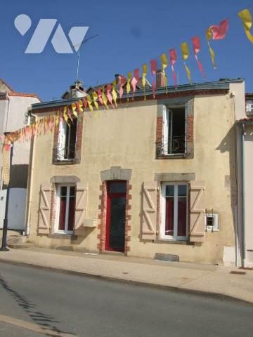 EN EXCLUSIVITE, POUZAUGES CENTRE, MAISON DE VILLE EN BON ETAT GENERAL.