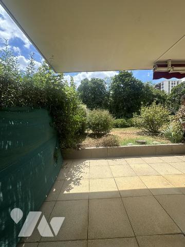 Appartement deux chambres, une terrasse, un garage, une cave