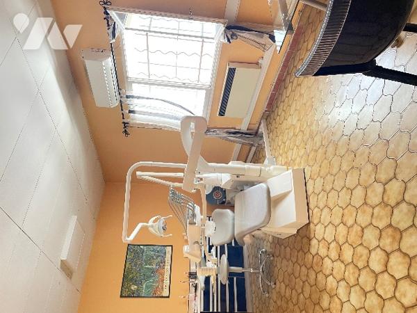 Local commercial, proche des parkings d 'une surface de 76m²