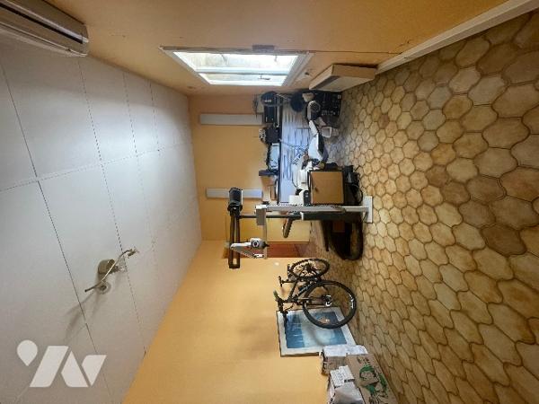 Local commercial, proche des parkings d 'une surface de 76m²