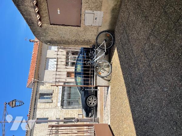 Local commercial, proche des parkings d 'une surface de 76m²