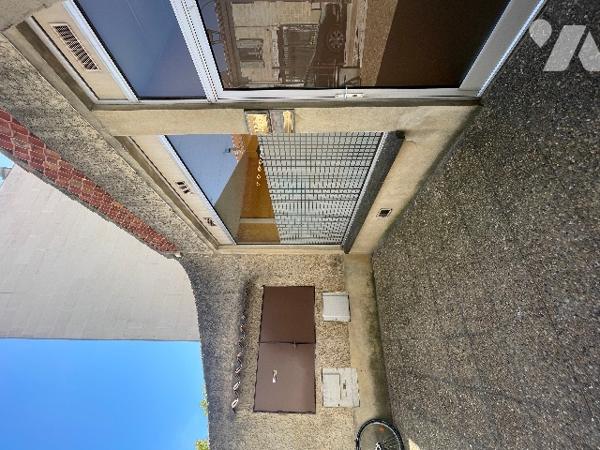 Local commercial, proche des parkings d 'une surface de 76m²