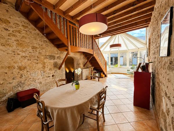 Magnifique propriété en pierres avec gîte, dépendances et potentiel équestre