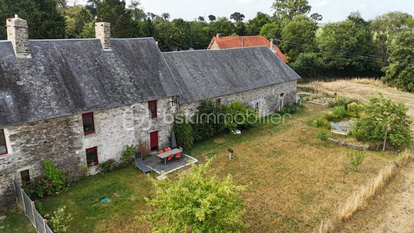 Offrez-vous le parfait équilibre entre tranquillité verdoyante et proximité immédiate de la ville et de toutes ses commodités ! (7 km au sud de St Lô)

Cette superbe maison en pierre (mitoyenne d'un côté), entièrement rénovée avec goût, allie le charme de l'ancien et le confort contemporain. 
Économe et écoresponsable, elle est équipée d'une chaudière à granulés performante pour des dépenses énergétiques maîtrisées (Classe C pour le DPE) et une fosse toutes eaux conforme.

Au rez de chaussée, la pièce de vie (environ 30 m2) offre un espace chaleureux pour toute la famille.

La cuisine entièrement aménagée et équipée s'ouvre directement sur une terrasse à l'arrière, idéale pour vos repas en plein air avec une vue dégagée et imprenable sur la campagne environnante.

Côté pratique, vous disposez d'une arrière-cuisine/buanderie très fonctionnelle et un grenier pour un maximum de rangement sur le dessus.

A l'étage, profitez de 3 belles chambres, dont une avec son dressing intégré, une salle d'eau avec le second wc de la maison !

Dans le prolongement de la maison, vous bénéficiez d'un grand abri couvert pouvant accueillir facilement 2 véhicules, ainsi que d'une cave idéale pour le stockage ou le vin.
