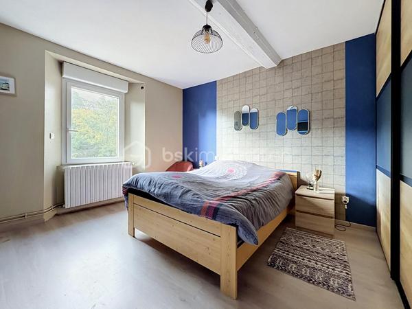 Offrez-vous le parfait équilibre entre tranquillité verdoyante et proximité immédiate de la ville et de toutes ses commodités ! (7 km au sud de St Lô)

Cette superbe maison en pierre (mitoyenne d'un côté), entièrement rénovée avec goût, allie le charme de l'ancien et le confort contemporain. 
Économe et écoresponsable, elle est équipée d'une chaudière à granulés performante pour des dépenses énergétiques maîtrisées (Classe C pour le DPE) et une fosse toutes eaux conforme.

Au rez de chaussée, la pièce de vie (environ 30 m2) offre un espace chaleureux pour toute la famille.

La cuisine entièrement aménagée et équipée s'ouvre directement sur une terrasse à l'arrière, idéale pour vos repas en plein air avec une vue dégagée et imprenable sur la campagne environnante.

Côté pratique, vous disposez d'une arrière-cuisine/buanderie très fonctionnelle et un grenier pour un maximum de rangement sur le dessus.

A l'étage, profitez de 3 belles chambres, dont une avec son dressing intégré, une salle d'eau avec le second wc de la maison !

Dans le prolongement de la maison, vous bénéficiez d'un grand abri couvert pouvant accueillir facilement 2 véhicules, ainsi que d'une cave idéale pour le stockage ou le vin.