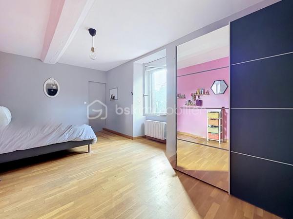 Offrez-vous le parfait équilibre entre tranquillité verdoyante et proximité immédiate de la ville et de toutes ses commodités ! (7 km au sud de St Lô)

Cette superbe maison en pierre (mitoyenne d'un côté), entièrement rénovée avec goût, allie le charme de l'ancien et le confort contemporain. 
Économe et écoresponsable, elle est équipée d'une chaudière à granulés performante pour des dépenses énergétiques maîtrisées (Classe C pour le DPE) et une fosse toutes eaux conforme.

Au rez de chaussée, la pièce de vie (environ 30 m2) offre un espace chaleureux pour toute la famille.

La cuisine entièrement aménagée et équipée s'ouvre directement sur une terrasse à l'arrière, idéale pour vos repas en plein air avec une vue dégagée et imprenable sur la campagne environnante.

Côté pratique, vous disposez d'une arrière-cuisine/buanderie très fonctionnelle et un grenier pour un maximum de rangement sur le dessus.

A l'étage, profitez de 3 belles chambres, dont une avec son dressing intégré, une salle d'eau avec le second wc de la maison !

Dans le prolongement de la maison, vous bénéficiez d'un grand abri couvert pouvant accueillir facilement 2 véhicules, ainsi que d'une cave idéale pour le stockage ou le vin.