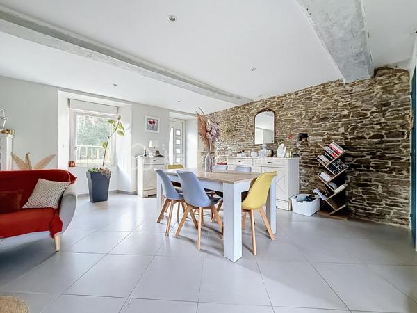 Offrez-vous le parfait équilibre entre tranquillité verdoyante et proximité immédiate de la ville et de toutes ses commodités ! (7 km au sud de St Lô)

Cette superbe maison en pierre (mitoyenne d'un côté), entièrement rénovée avec goût, allie le charme de l'ancien et le confort contemporain. 
Économe et écoresponsable, elle est équipée d'une chaudière à granulés performante pour des dépenses énergétiques maîtrisées (Classe C pour le DPE) et une fosse toutes eaux conforme.

Au rez de chaussée, la pièce de vie (environ 30 m2) offre un espace chaleureux pour toute la famille.

La cuisine entièrement aménagée et équipée s'ouvre directement sur une terrasse à l'arrière, idéale pour vos repas en plein air avec une vue dégagée et imprenable sur la campagne environnante.

Côté pratique, vous disposez d'une arrière-cuisine/buanderie très fonctionnelle et un grenier pour un maximum de rangement sur le dessus.

A l'étage, profitez de 3 belles chambres, dont une avec son dressing intégré, une salle d'eau avec le second wc de la maison !

Dans le prolongement de la maison, vous bénéficiez d'un grand abri couvert pouvant accueillir facilement 2 véhicules, ainsi que d'une cave idéale pour le stockage ou le vin.