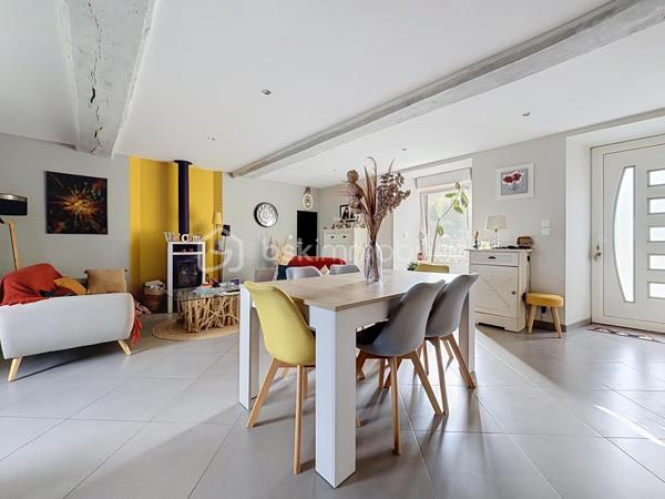Offrez-vous le parfait équilibre entre tranquillité verdoyante et proximité immédiate de la ville et de toutes ses commodités ! (7 km au sud de St Lô)

Cette superbe maison en pierre (mitoyenne d'un côté), entièrement rénovée avec goût, allie le charme de l'ancien et le confort contemporain. 
Économe et écoresponsable, elle est équipée d'une chaudière à granulés performante pour des dépenses énergétiques maîtrisées (Classe C pour le DPE) et une fosse toutes eaux conforme.

Au rez de chaussée, la pièce de vie (environ 30 m2) offre un espace chaleureux pour toute la famille.

La cuisine entièrement aménagée et équipée s'ouvre directement sur une terrasse à l'arrière, idéale pour vos repas en plein air avec une vue dégagée et imprenable sur la campagne environnante.

Côté pratique, vous disposez d'une arrière-cuisine/buanderie très fonctionnelle et un grenier pour un maximum de rangement sur le dessus.

A l'étage, profitez de 3 belles chambres, dont une avec son dressing intégré, une salle d'eau avec le second wc de la maison !

Dans le prolongement de la maison, vous bénéficiez d'un grand abri couvert pouvant accueillir facilement 2 véhicules, ainsi que d'une cave idéale pour le stockage ou le vin.