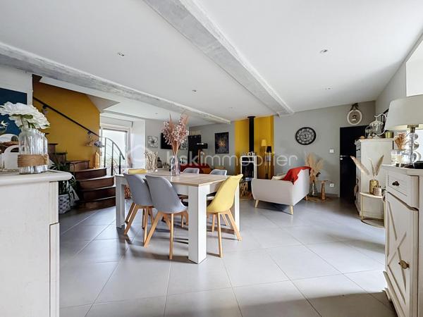 Offrez-vous le parfait équilibre entre tranquillité verdoyante et proximité immédiate de la ville et de toutes ses commodités ! (7 km au sud de St Lô)

Cette superbe maison en pierre (mitoyenne d'un côté), entièrement rénovée avec goût, allie le charme de l'ancien et le confort contemporain. 
Économe et écoresponsable, elle est équipée d'une chaudière à granulés performante pour des dépenses énergétiques maîtrisées (Classe C pour le DPE) et une fosse toutes eaux conforme.

Au rez de chaussée, la pièce de vie (environ 30 m2) offre un espace chaleureux pour toute la famille.

La cuisine entièrement aménagée et équipée s'ouvre directement sur une terrasse à l'arrière, idéale pour vos repas en plein air avec une vue dégagée et imprenable sur la campagne environnante.

Côté pratique, vous disposez d'une arrière-cuisine/buanderie très fonctionnelle et un grenier pour un maximum de rangement sur le dessus.

A l'étage, profitez de 3 belles chambres, dont une avec son dressing intégré, une salle d'eau avec le second wc de la maison !

Dans le prolongement de la maison, vous bénéficiez d'un grand abri couvert pouvant accueillir facilement 2 véhicules, ainsi que d'une cave idéale pour le stockage ou le vin.
