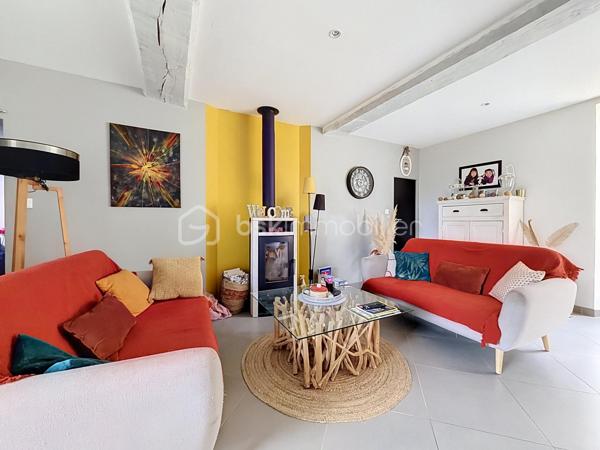 Offrez-vous le parfait équilibre entre tranquillité verdoyante et proximité immédiate de la ville et de toutes ses commodités ! (7 km au sud de St Lô)

Cette superbe maison en pierre (mitoyenne d'un côté), entièrement rénovée avec goût, allie le charme de l'ancien et le confort contemporain. 
Économe et écoresponsable, elle est équipée d'une chaudière à granulés performante pour des dépenses énergétiques maîtrisées (Classe C pour le DPE) et une fosse toutes eaux conforme.

Au rez de chaussée, la pièce de vie (environ 30 m2) offre un espace chaleureux pour toute la famille.

La cuisine entièrement aménagée et équipée s'ouvre directement sur une terrasse à l'arrière, idéale pour vos repas en plein air avec une vue dégagée et imprenable sur la campagne environnante.

Côté pratique, vous disposez d'une arrière-cuisine/buanderie très fonctionnelle et un grenier pour un maximum de rangement sur le dessus.

A l'étage, profitez de 3 belles chambres, dont une avec son dressing intégré, une salle d'eau avec le second wc de la maison !

Dans le prolongement de la maison, vous bénéficiez d'un grand abri couvert pouvant accueillir facilement 2 véhicules, ainsi que d'une cave idéale pour le stockage ou le vin.