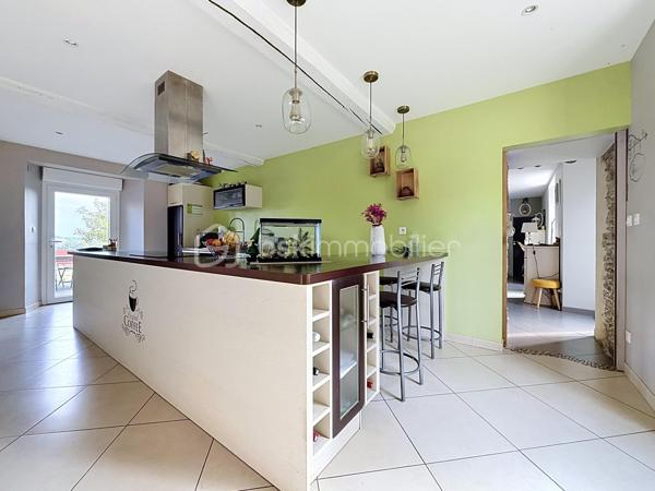 Offrez-vous le parfait équilibre entre tranquillité verdoyante et proximité immédiate de la ville et de toutes ses commodités ! (7 km au sud de St Lô)

Cette superbe maison en pierre (mitoyenne d'un côté), entièrement rénovée avec goût, allie le charme de l'ancien et le confort contemporain. 
Économe et écoresponsable, elle est équipée d'une chaudière à granulés performante pour des dépenses énergétiques maîtrisées (Classe C pour le DPE) et une fosse toutes eaux conforme.

Au rez de chaussée, la pièce de vie (environ 30 m2) offre un espace chaleureux pour toute la famille.

La cuisine entièrement aménagée et équipée s'ouvre directement sur une terrasse à l'arrière, idéale pour vos repas en plein air avec une vue dégagée et imprenable sur la campagne environnante.

Côté pratique, vous disposez d'une arrière-cuisine/buanderie très fonctionnelle et un grenier pour un maximum de rangement sur le dessus.

A l'étage, profitez de 3 belles chambres, dont une avec son dressing intégré, une salle d'eau avec le second wc de la maison !

Dans le prolongement de la maison, vous bénéficiez d'un grand abri couvert pouvant accueillir facilement 2 véhicules, ainsi que d'une cave idéale pour le stockage ou le vin.