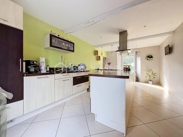 Offrez-vous le parfait équilibre entre tranquillité verdoyante et proximité immédiate de la ville et de toutes ses commodités ! (7 km au sud de St Lô)

Cette superbe maison en pierre (mitoyenne d'un côté), entièrement rénovée avec goût, allie le charme de l'ancien et le confort contemporain. 
Économe et écoresponsable, elle est équipée d'une chaudière à granulés performante pour des dépenses énergétiques maîtrisées (Classe C pour le DPE) et une fosse toutes eaux conforme.

Au rez de chaussée, la pièce de vie (environ 30 m2) offre un espace chaleureux pour toute la famille.

La cuisine entièrement aménagée et équipée s'ouvre directement sur une terrasse à l'arrière, idéale pour vos repas en plein air avec une vue dégagée et imprenable sur la campagne environnante.

Côté pratique, vous disposez d'une arrière-cuisine/buanderie très fonctionnelle et un grenier pour un maximum de rangement sur le dessus.

A l'étage, profitez de 3 belles chambres, dont une avec son dressing intégré, une salle d'eau avec le second wc de la maison !

Dans le prolongement de la maison, vous bénéficiez d'un grand abri couvert pouvant accueillir facilement 2 véhicules, ainsi que d'une cave idéale pour le stockage ou le vin.
