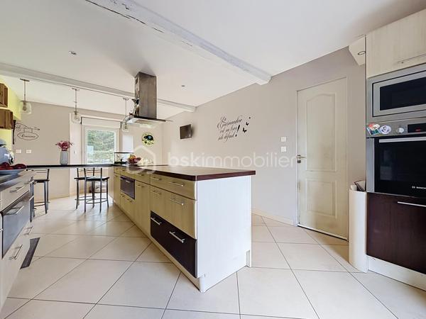 Offrez-vous le parfait équilibre entre tranquillité verdoyante et proximité immédiate de la ville et de toutes ses commodités ! (7 km au sud de St Lô)

Cette superbe maison en pierre (mitoyenne d'un côté), entièrement rénovée avec goût, allie le charme de l'ancien et le confort contemporain. 
Économe et écoresponsable, elle est équipée d'une chaudière à granulés performante pour des dépenses énergétiques maîtrisées (Classe C pour le DPE) et une fosse toutes eaux conforme.

Au rez de chaussée, la pièce de vie (environ 30 m2) offre un espace chaleureux pour toute la famille.

La cuisine entièrement aménagée et équipée s'ouvre directement sur une terrasse à l'arrière, idéale pour vos repas en plein air avec une vue dégagée et imprenable sur la campagne environnante.

Côté pratique, vous disposez d'une arrière-cuisine/buanderie très fonctionnelle et un grenier pour un maximum de rangement sur le dessus.

A l'étage, profitez de 3 belles chambres, dont une avec son dressing intégré, une salle d'eau avec le second wc de la maison !

Dans le prolongement de la maison, vous bénéficiez d'un grand abri couvert pouvant accueillir facilement 2 véhicules, ainsi que d'une cave idéale pour le stockage ou le vin.
