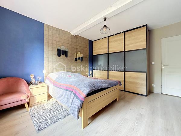 Offrez-vous le parfait équilibre entre tranquillité verdoyante et proximité immédiate de la ville et de toutes ses commodités ! (7 km au sud de St Lô)

Cette superbe maison en pierre (mitoyenne d'un côté), entièrement rénovée avec goût, allie le charme de l'ancien et le confort contemporain. 
Économe et écoresponsable, elle est équipée d'une chaudière à granulés performante pour des dépenses énergétiques maîtrisées (Classe C pour le DPE) et une fosse toutes eaux conforme.

Au rez de chaussée, la pièce de vie (environ 30 m2) offre un espace chaleureux pour toute la famille.

La cuisine entièrement aménagée et équipée s'ouvre directement sur une terrasse à l'arrière, idéale pour vos repas en plein air avec une vue dégagée et imprenable sur la campagne environnante.

Côté pratique, vous disposez d'une arrière-cuisine/buanderie très fonctionnelle et un grenier pour un maximum de rangement sur le dessus.

A l'étage, profitez de 3 belles chambres, dont une avec son dressing intégré, une salle d'eau avec le second wc de la maison !

Dans le prolongement de la maison, vous bénéficiez d'un grand abri couvert pouvant accueillir facilement 2 véhicules, ainsi que d'une cave idéale pour le stockage ou le vin.