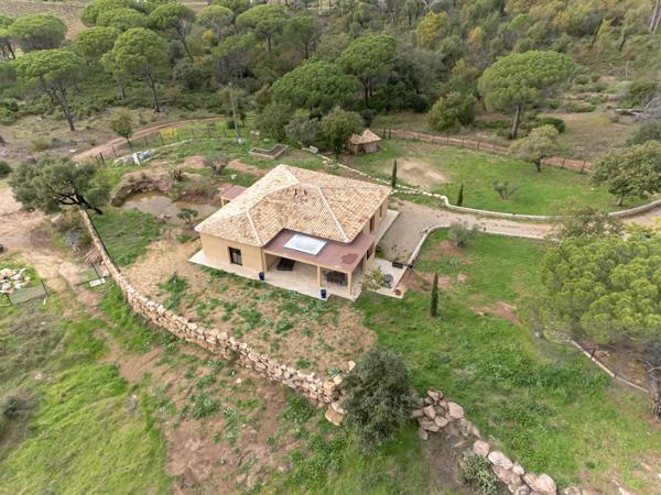 Magnifique maison de grande qualité, bénéficiant d'une situation exceptionnelle, d'une intimité totale et d'une vue magnifique.