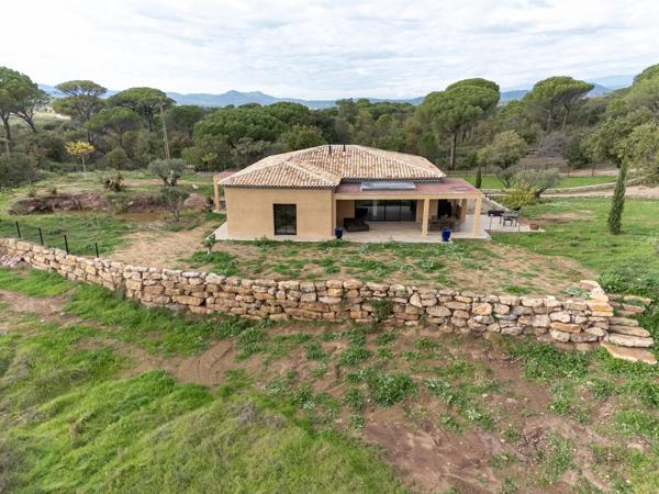 Magnifique maison de grande qualité, bénéficiant d'une situation exceptionnelle, d'une intimité totale et d'une vue magnifique.