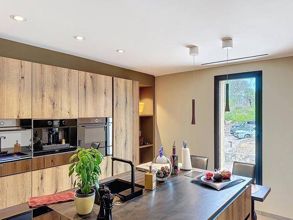 Magnifique maison de grande qualité, bénéficiant d'une situation exceptionnelle, d'une intimité totale et d'une vue magnifique.