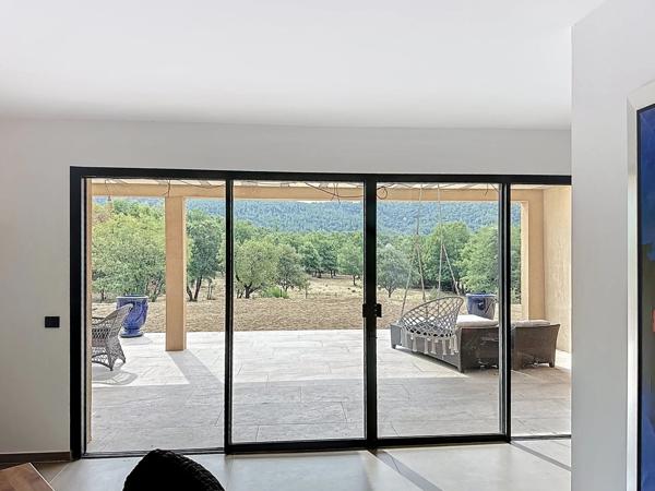 Magnifique maison de grande qualité, bénéficiant d'une situation exceptionnelle, d'une intimité totale et d'une vue magnifique.