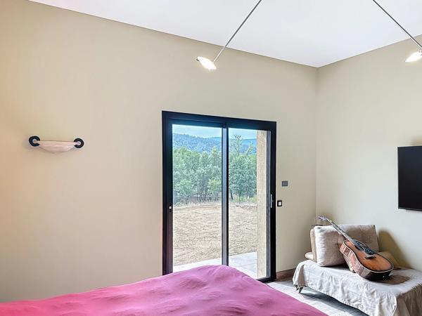 Magnifique maison de grande qualité, bénéficiant d'une situation exceptionnelle, d'une intimité totale et d'une vue magnifique.