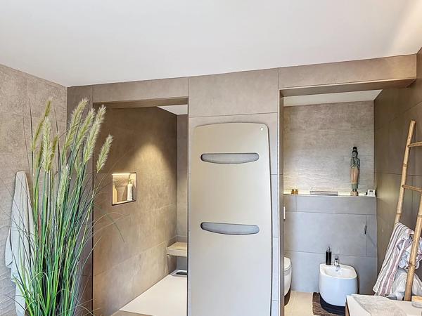 Magnifique maison de grande qualité, bénéficiant d'une situation exceptionnelle, d'une intimité totale et d'une vue magnifique.