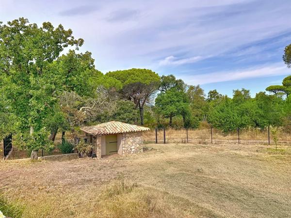 Magnifique maison de grande qualité, bénéficiant d'une situation exceptionnelle, d'une intimité totale et d'une vue magnifique.