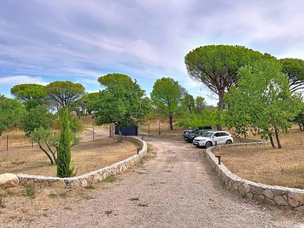 Magnifique maison de grande qualité, bénéficiant d'une situation exceptionnelle, d'une intimité totale et d'une vue magnifique.