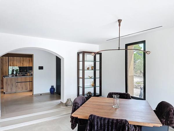 Magnifique maison de grande qualité, bénéficiant d'une situation exceptionnelle, d'une intimité totale et d'une vue magnifique.