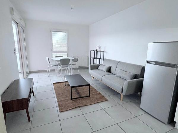 T2 MEUBLE AVEC TERRASSE, STATIONNEMENT, ET PISCINE
