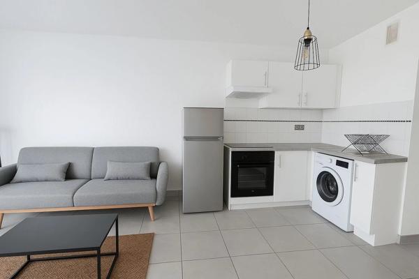 T2 MEUBLE AVEC TERRASSE, STATIONNEMENT, ET PISCINE