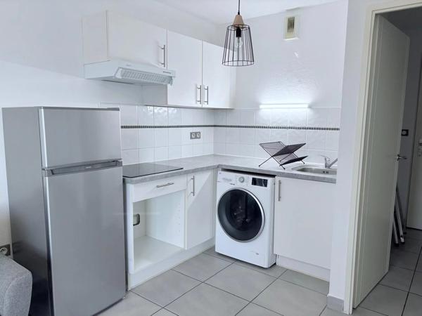T2 MEUBLE AVEC TERRASSE, STATIONNEMENT, ET PISCINE
