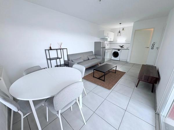 T2 MEUBLE AVEC TERRASSE, STATIONNEMENT, ET PISCINE