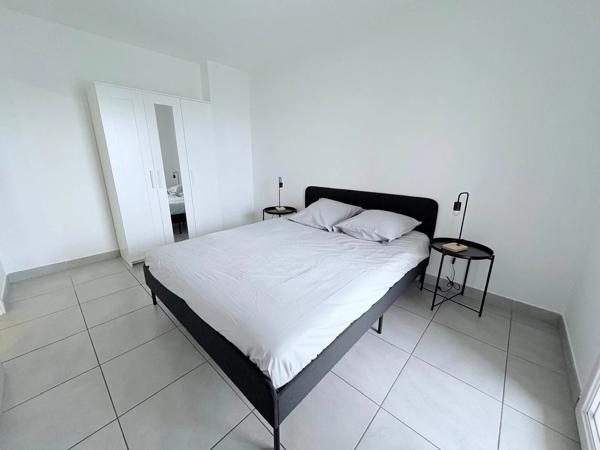 T2 MEUBLE AVEC TERRASSE, STATIONNEMENT, ET PISCINE