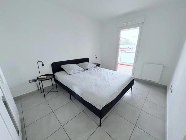 T2 MEUBLE AVEC TERRASSE, STATIONNEMENT, ET PISCINE